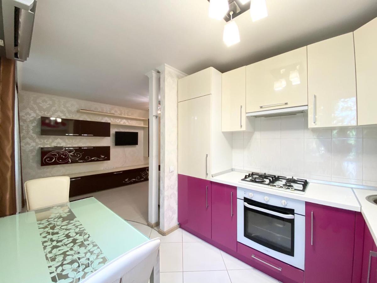 Beautiful 1-bedroom Near Center Apartment *